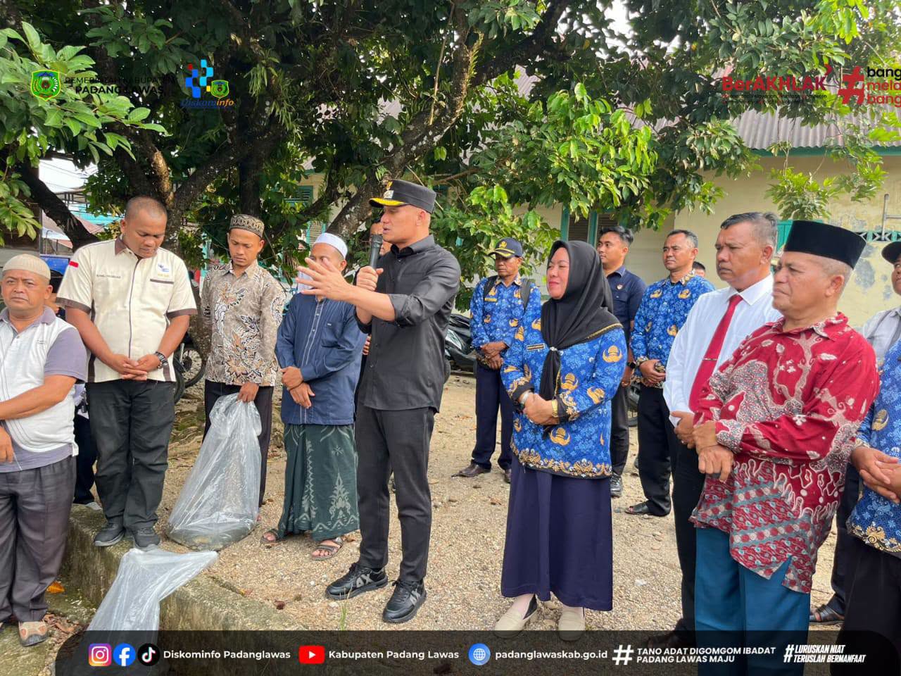 WAKIL BUPATI PADANG LAWAS TEBAR 20 RIBU BENIH IKAN NILA DAN MAS DI LUBUK BARUMUN.