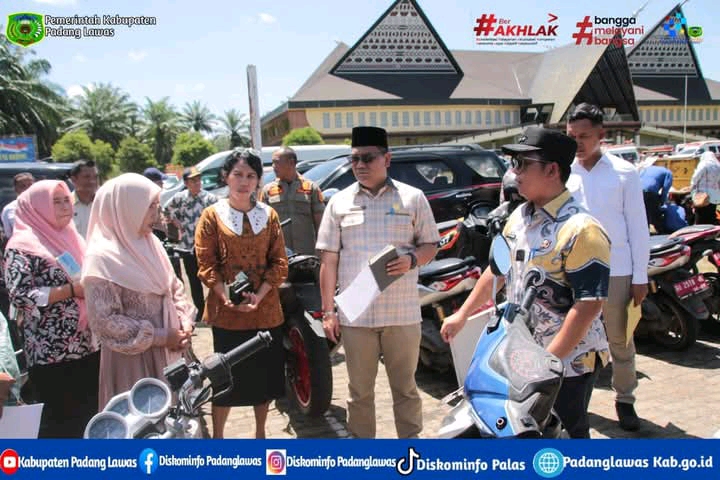 BUPATI MEMERIKSA KENDERAAN DINAS 