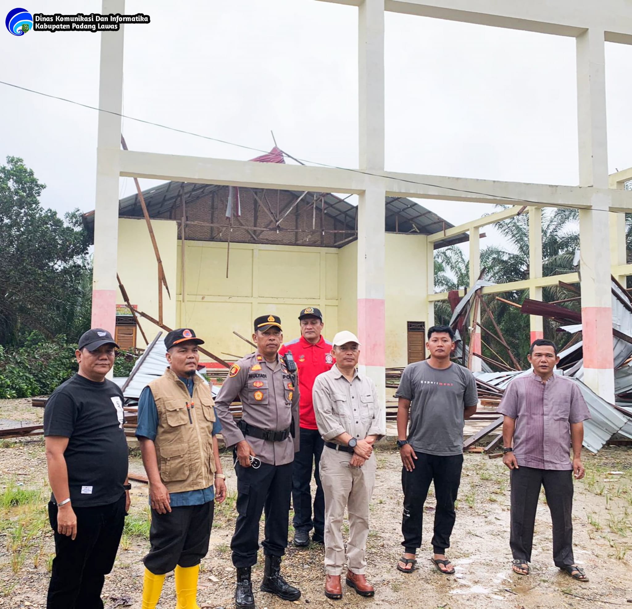 PLH. BUPATI PADANG LAWAS KUNJUNGI MASYARAKAT YANG TERDAMPAK BENCANA ALAM ANGIN PUTING BELIUNG