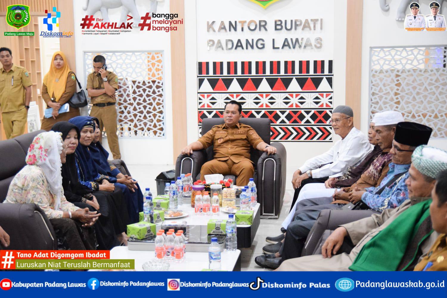 PEMKAB PALAS MEMBERIKAN PENGHARGAAN KEPADA TOKOH PENDIDIKAN, PEGIAT PENDIDIKAN DAN GURU PENSIUNAN.