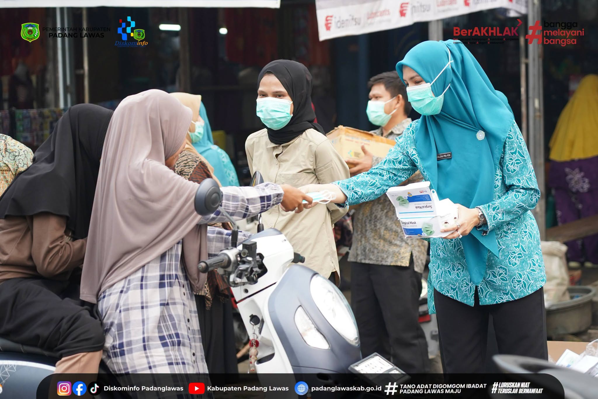 KETUA TP PKK PADANG LAWAS TURUN LANGSUNG BAGIKAN MASKER KEPADA MASYARAKAT.