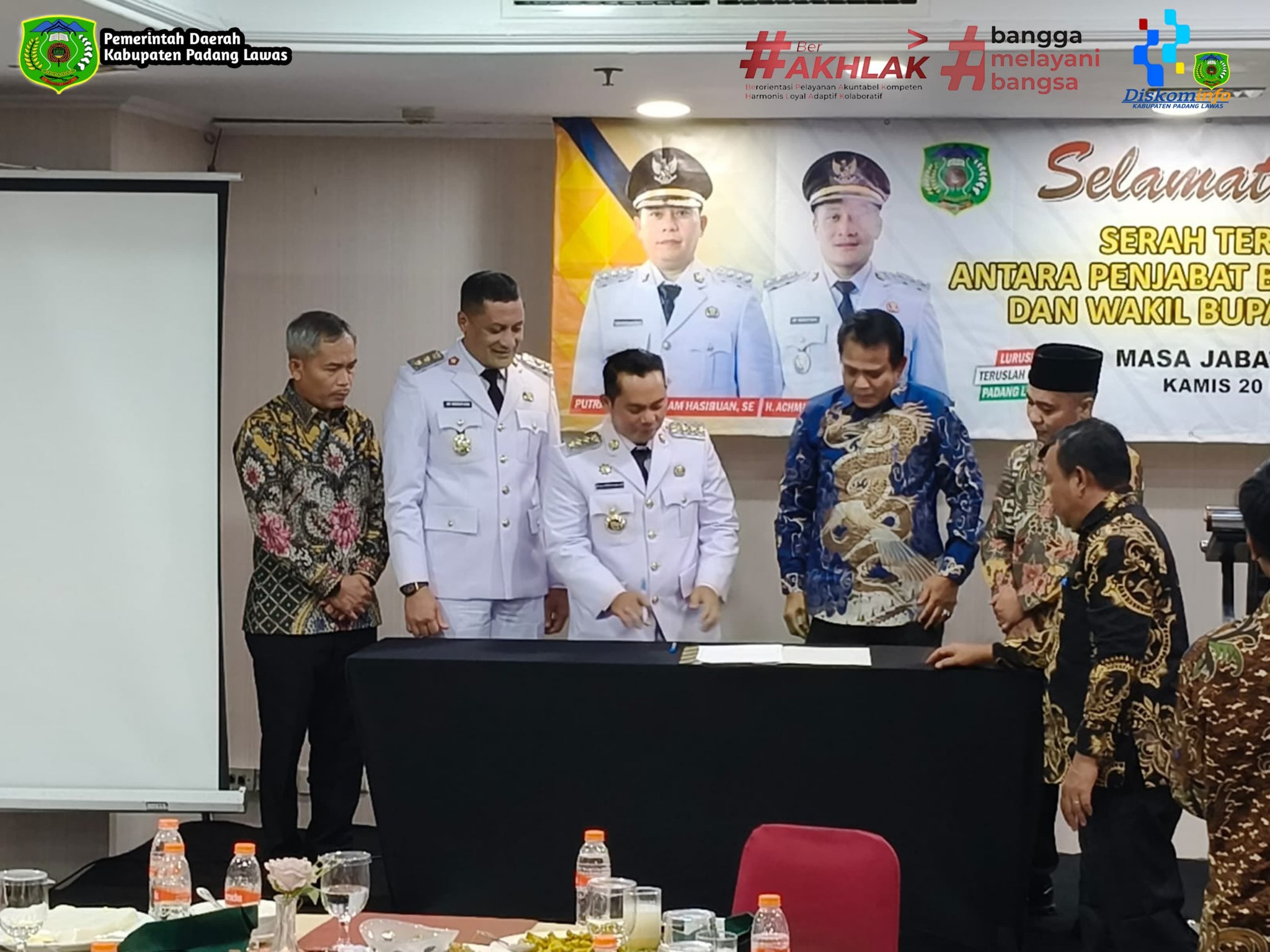 SERAH TERIMA JABATAN ANTARA PJ. BUPATI PADANG LAWAS DENGAN BUPATI PADANG LAWAS